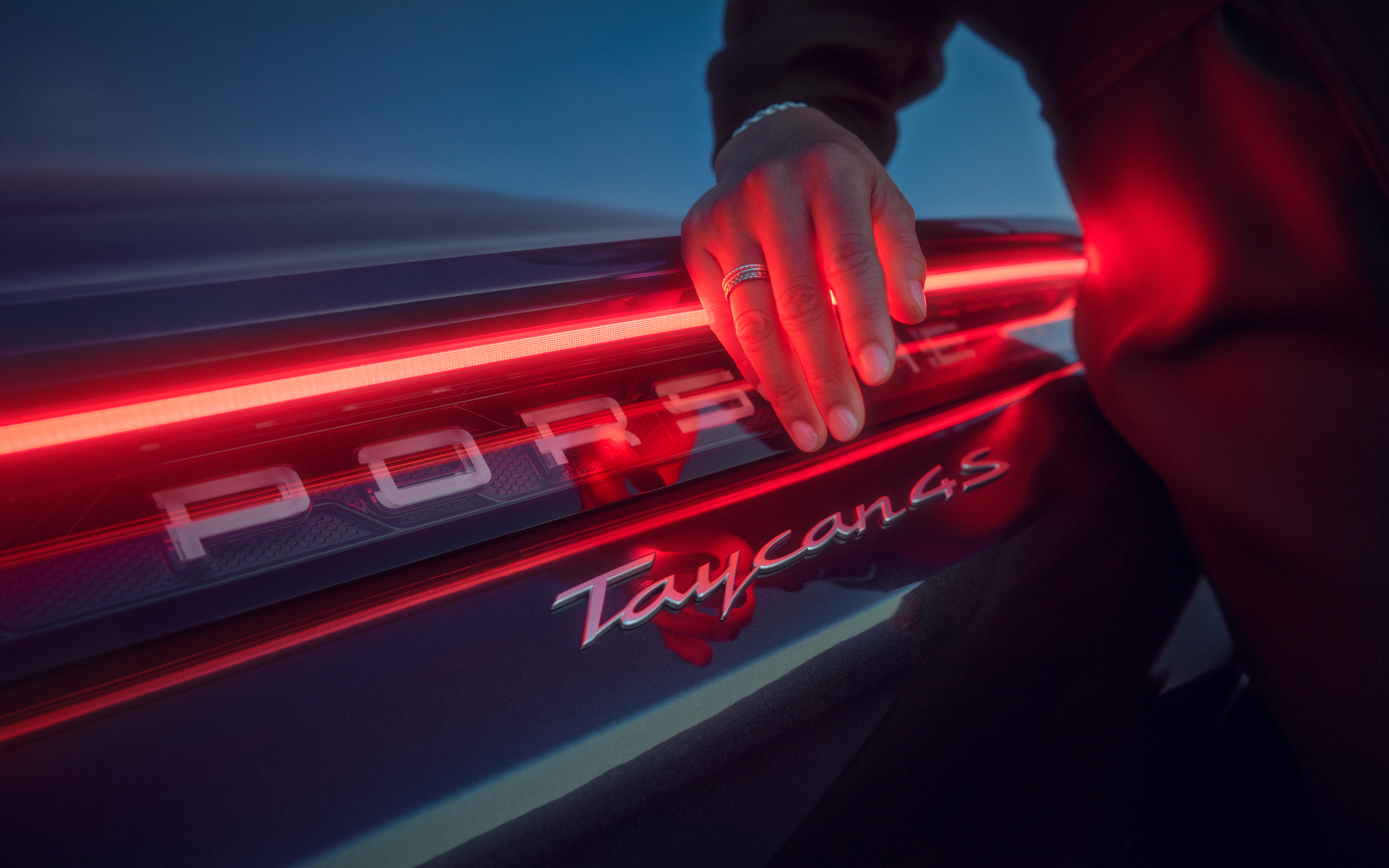 vividgrey-ALIBERTI_Porsche_Taycan01