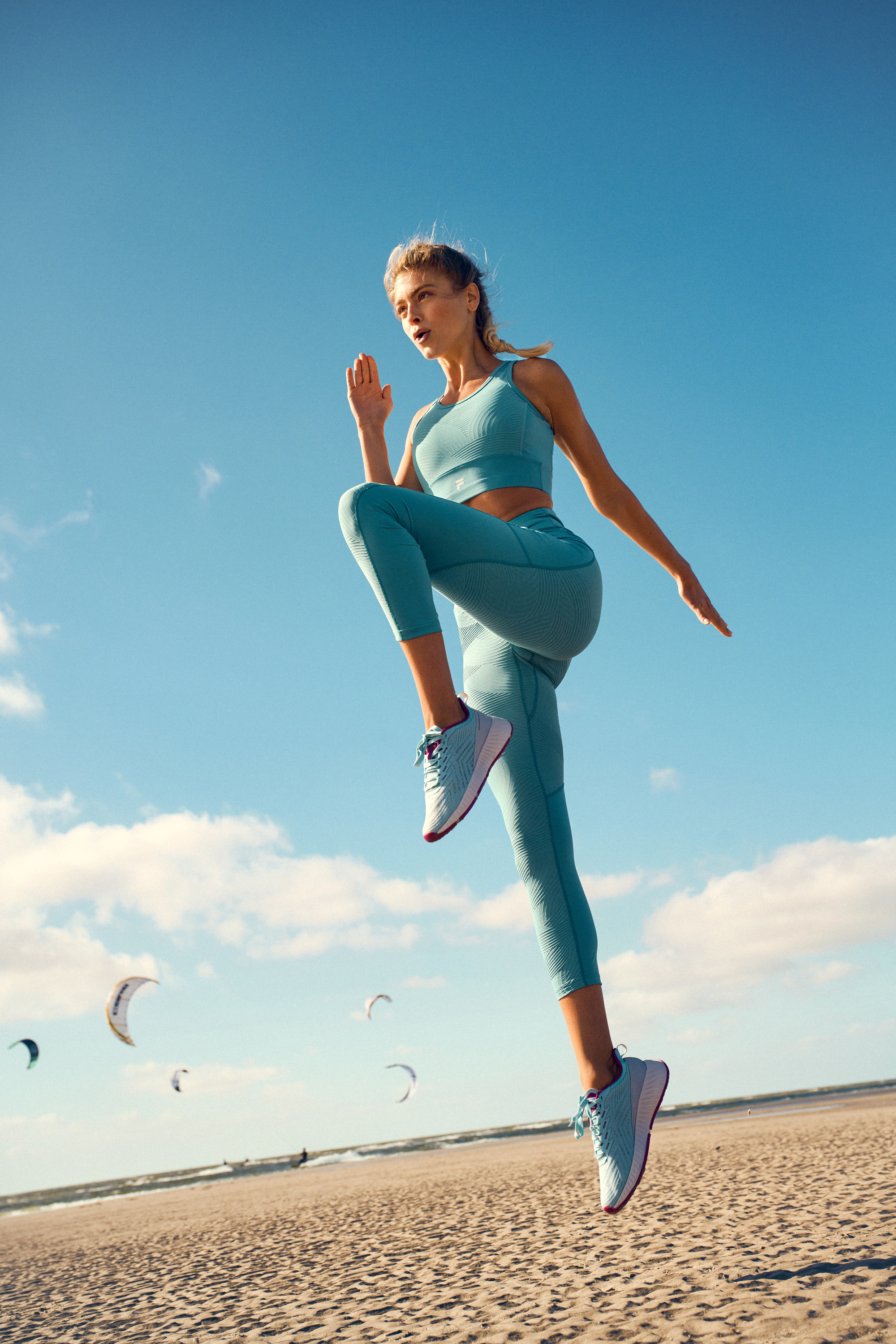 vividgrey_BISON_Fila_REACT_L1_WOMEN_375