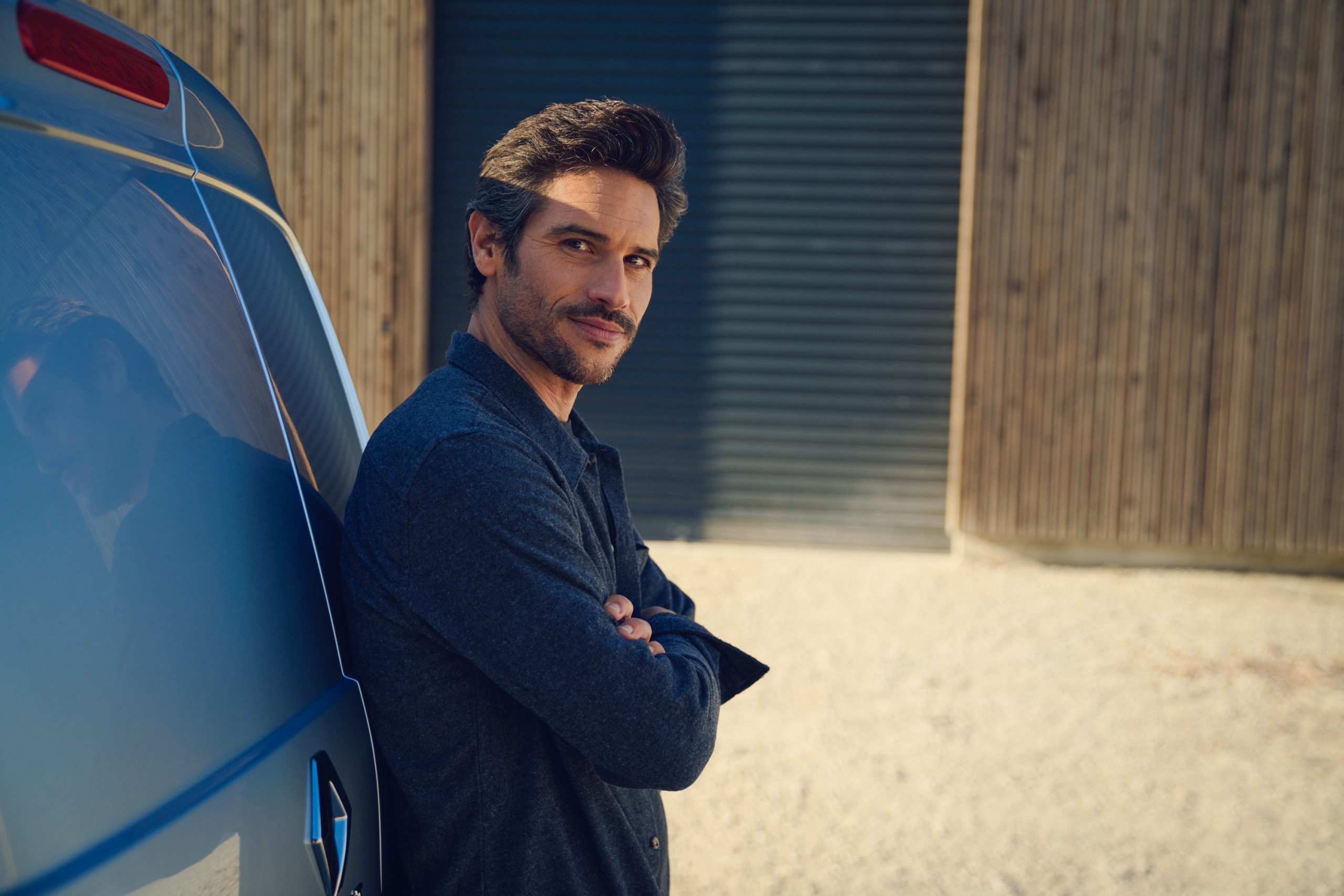 vividgrey_HANISCH_Renault_sideshot_0095