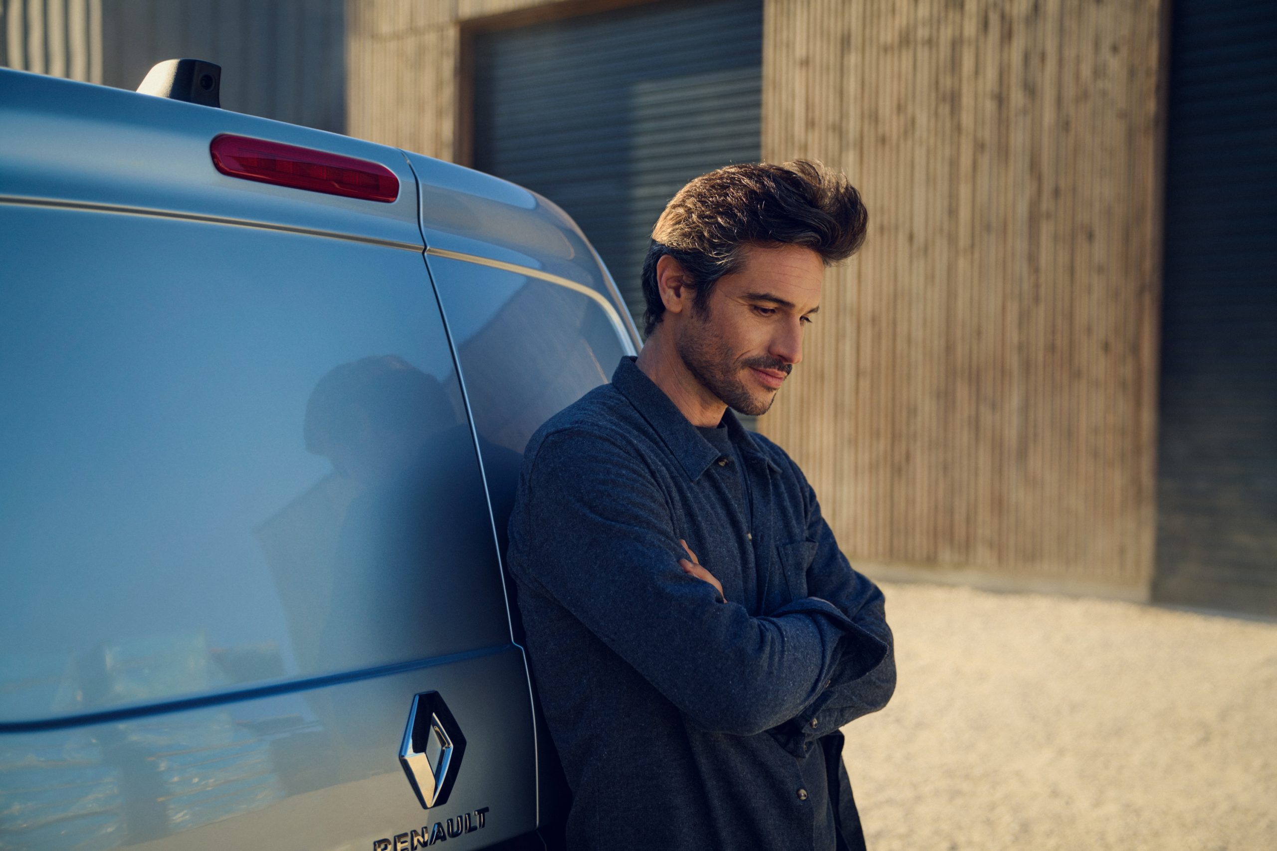 vividgrey_HANISCH_Renault_sideshot_0157