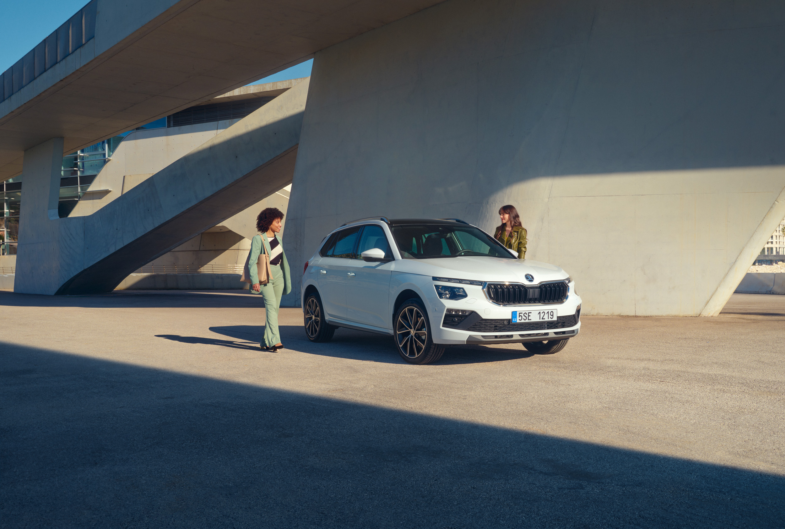 vividgrey_MICHAELHANISCH-23-069_Skoda_Kamiq_Getting Ready